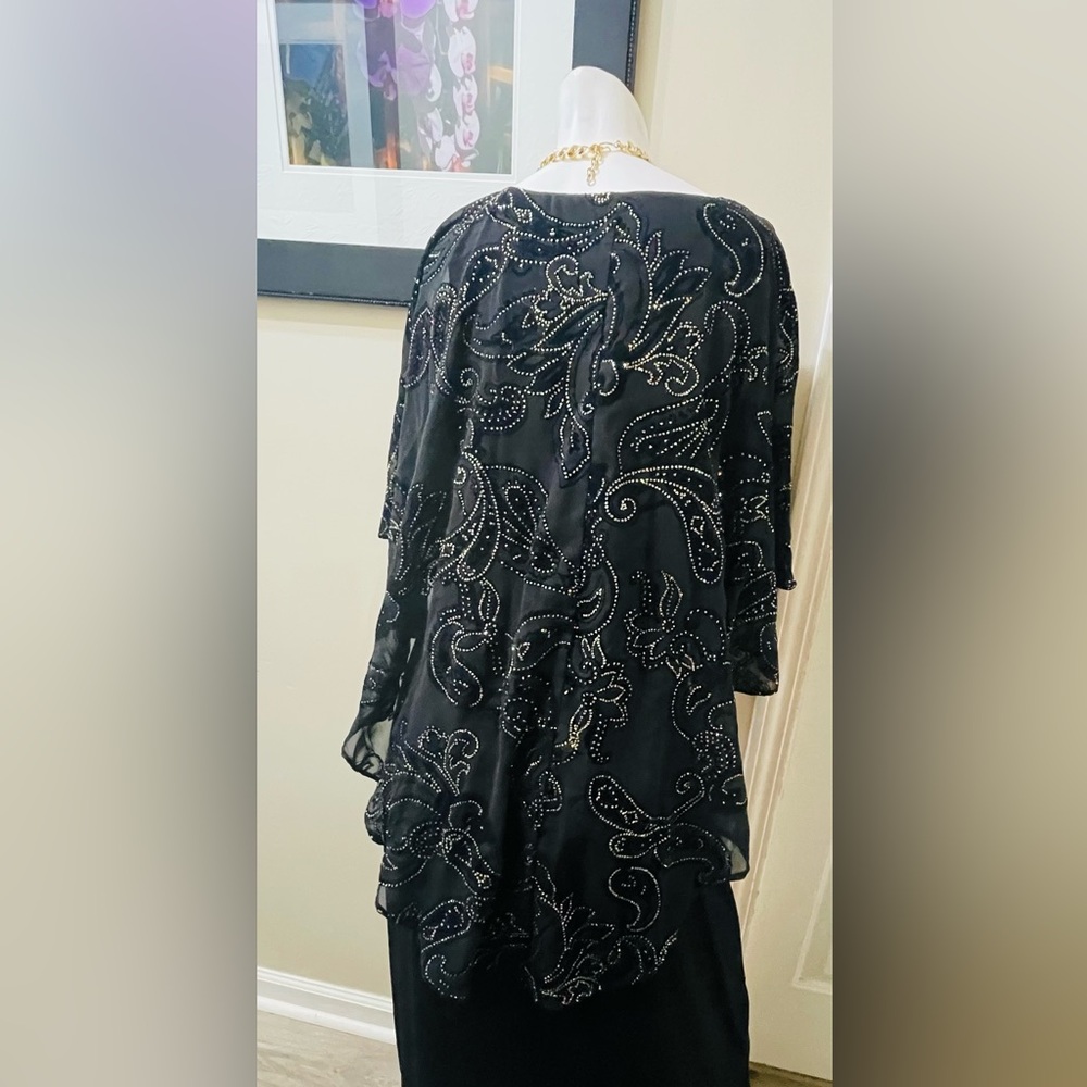 Elegant Black Beaded Evening Dress with Capelet - Picture 4 of 4